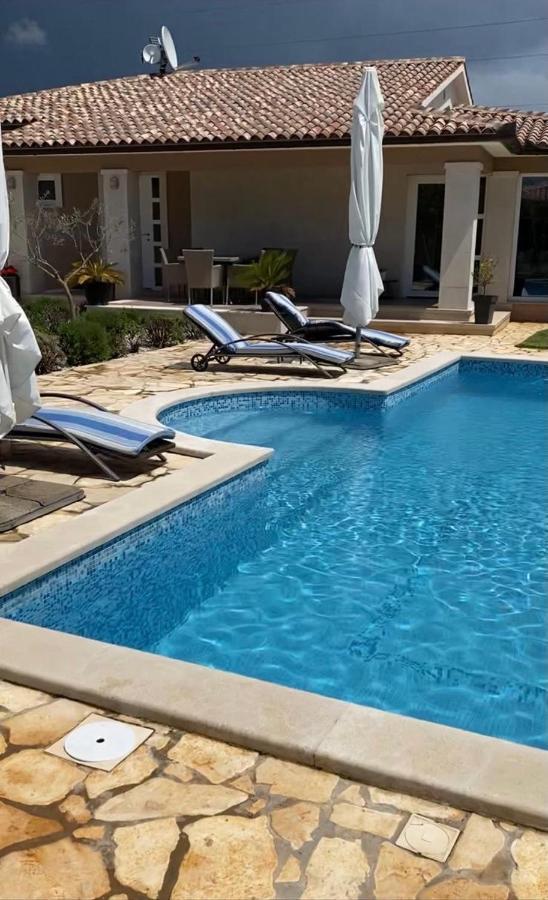 Villa Zafirah Pula Extérieur photo